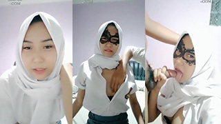 Jeslyn Cantik, Jilbab Sma Mulus, Digoda Pacar Di Live Yang Menggoda