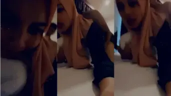 Gadis Berjilbab Menikmati Momen Intim Dari Belakang Di Kamar Hotel