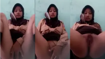 Gadis Seragam Pramuka Yang Menggoda Di Ruang Kelas