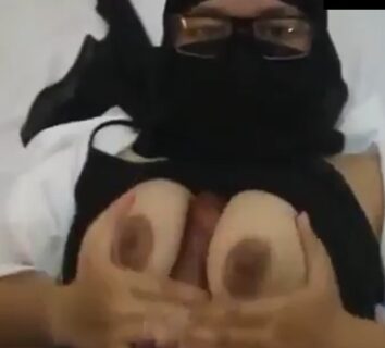 Tersembunyi Di Balik Cadar: Kisah Sensual Tante Berjilbab