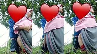 Ukhti Menggairahkan Di Taman, Mengeluh Sensasi Yang Menggigit