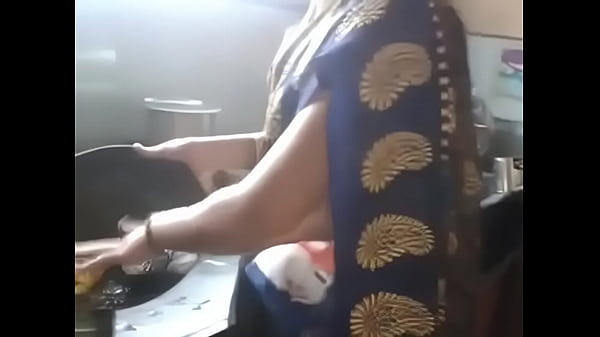 Sultry Desi Aunty Flaunts Her Navel And Hips
