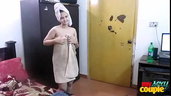 Drenched Desires: Sonia Bhabhi’s Steamy Post-shower Serenade