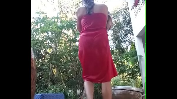 Desi Indian Bhabhi’s Steamy Open Bath Tease
