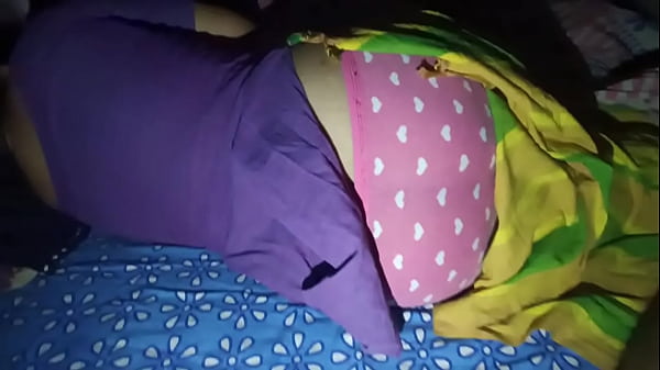 Desi Bhabi’s Curves Overflowing In Tight Salwar