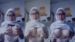 Jilbab Putih Yang Membungkus Tubuh Montok Nurul Maisarah, Memamerkan Lekuk Menggoda Di Balik Kain Tipis.