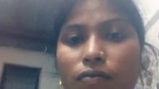 Local Bangladeshi Boudi In A Tight Saree Playing With Her Wet Yoni