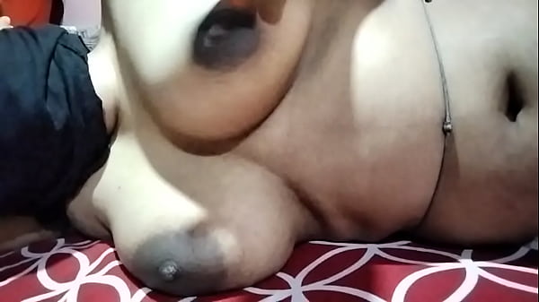Desi Mallu Bhabh’s Thirsty Curves Begging For It