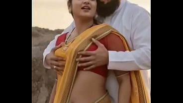 Desi Bhabhi Ka Saree Se Badan Dikhana Aur Chhatee Dabana, Pyaar Ka Khel