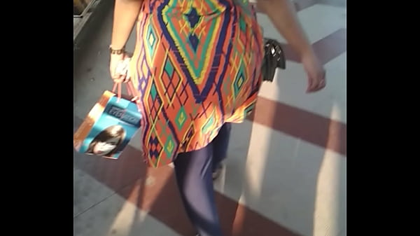 Watch That Big Indian Aunty’s Thick Ass Swing As She Walks