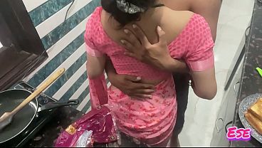 Desi Bhabhi Ki Jordaar Chudai Jab Wo Kitchen Mein Garam Khana Bana Rahi Thi, Uski Chikhein Sun Ke Maza Aa Gaya