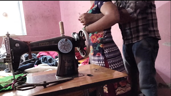 देसी भाभी को सिलाई के दौरान अंकल ने जोर से दबोच लिया